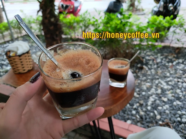 Capheta Nhắc đến Sài Gòn nếu bỏ qua hình ảnh của ly cà phê sữa đá thì thật là thiếu sót Đây là một nét đẹp văn hoá đã gắn liền